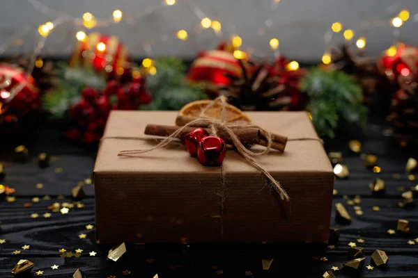 Weihnachten Schwarzen Hintergrund Weihnachtskugeln Zweige Und Schmuck Von Handwerklichen Geschenken — Stockfoto
