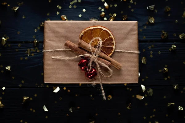 Weihnachten Schwarzen Hintergrund Weihnachtskugeln Zweige Und Schmuck Von Handwerklichen Geschenken — Stockfoto
