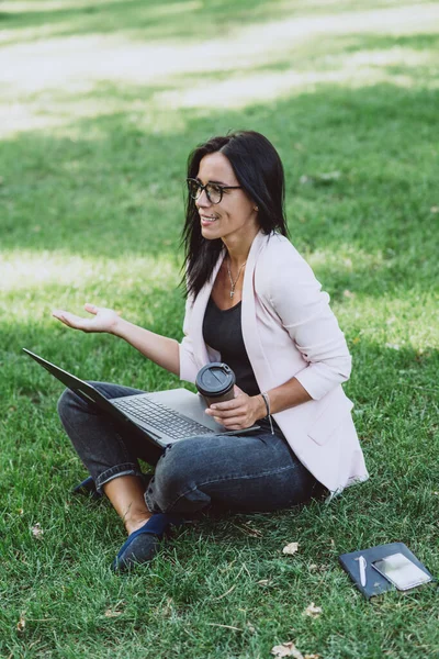 Obchodní Žena Sedící Letním Travnatém Parku Notebookem Pracuje Dálkově Během — Stock fotografie