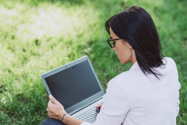 Egy Fiatal Laptopot Használ Üres Képernyővel Parkban Miközben Szabadban Dolgozik — Stock Fotó