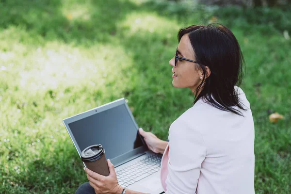 Mladá Žena Používá Notebook Prázdnou Obrazovkou Veřejném Parku Při Práci — Stock fotografie