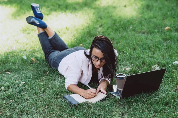 Wanita Bisnis Terletak Sebuah Taman Rumput Musim Panas Menggunakan Laptop — Stok Foto