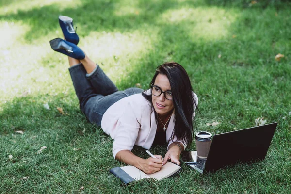 Kadını Yaz Çimenleri Parkında Dizüstü Bilgisayar Kullanarak Yatıyor Karantina Sırasında — Stok fotoğraf