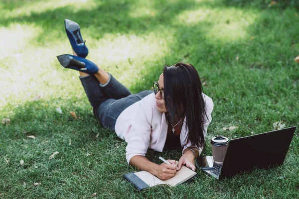 Mujer Negocios Encuentra Parque Hierba Verano Utilizando Ordenador Portátil Trabajo — Foto de Stock