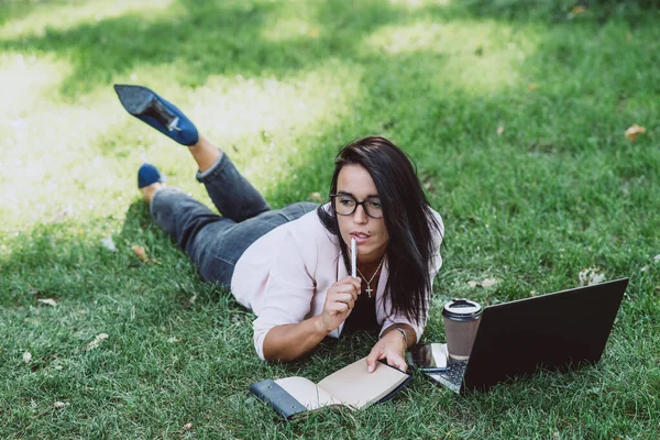 Obchodní Žena Leží Letním Travnatém Parku Používá Notebook Vzdálená Práce — Stock fotografie