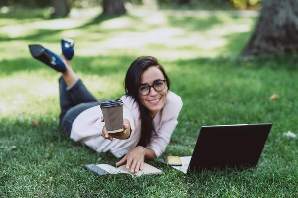 Kadını Bir Yaz Çimen Parkında Dizüstü Bilgisayarla Gülümseyip Elinde Bir — Stok fotoğraf