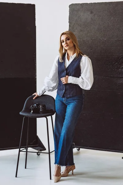 Eine Schöne Fotografin Einem Lässigen Jeans Outfit Und Einer Weißen — Stockfoto