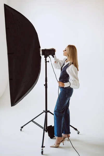 Hermosa Mujer Fotógrafa Ropa Mezclilla Casual Blusa Blanca Con Equipo —  Fotos de Stock
