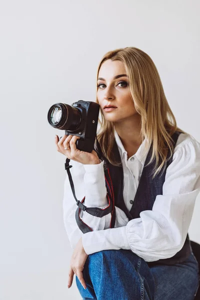 Eine Schöne Fotografin Einem Lässigen Jeans Outfit Und Einer Weißen — Stockfoto