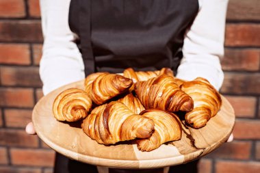 Taze pişmiş kruvasan. Sıcak kokulu kruvasanlar ve ahşap bir büfede şefin ellerinde yuvarlanmalar. Fransız ve Amerikan hamur işleri.