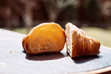 Kurutulmuş taze kruvasan. Sıcak kokulu tereyağlı kruvasan. Fransız ve Amerikan hamur işleri.