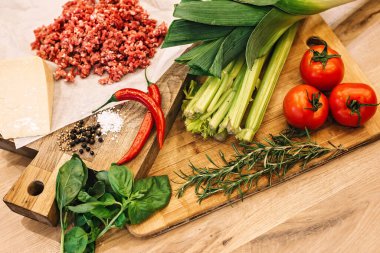 Çeşitli baharat ürünleri sebzeler ve sebzeler tahtadan yapılmış kiş lorraine turtası pişirmek için. Düz yatıyordu.