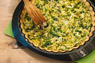 Pırasalı kiş turtası yapma süreci. Pasta doldurma kabı.