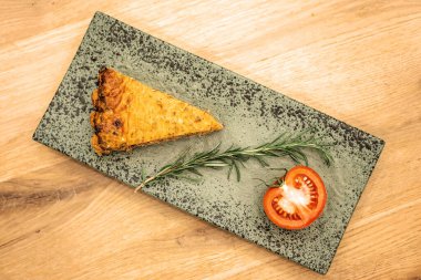 Biberiye ve domatesli bir tabak dolusu lezzetli etli turta. düz yat.