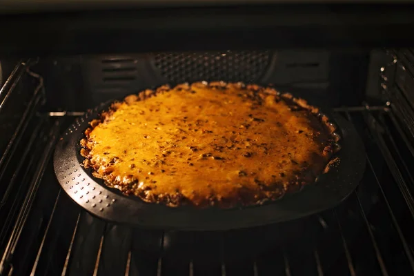 Een Rooskleurige Geurige Heerlijke Vleestaart Een Ovenschaal Wordt Oven Gebakken — Stockfoto