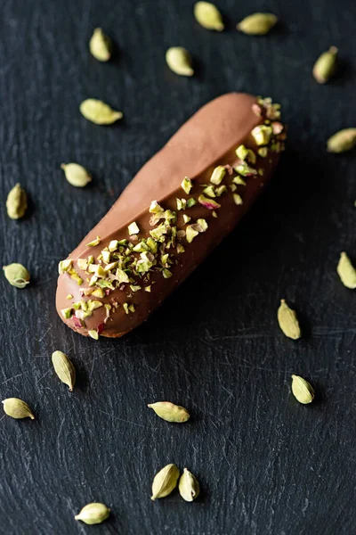 Französische Dessert Eclairs Oder Profiteroles Mit Milchschokoladenglasur Aromatisiert Mit Kardamom — Stockfoto