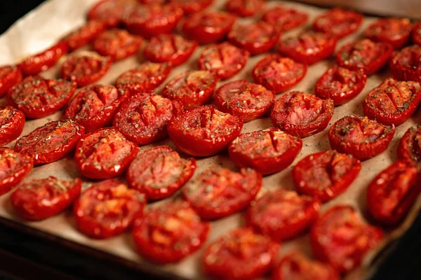 Huisgemaakte Zongedroogde Tomaten Met Zeezout Italiaanse Kruiden Oven Zachte Selectieve — Stockfoto