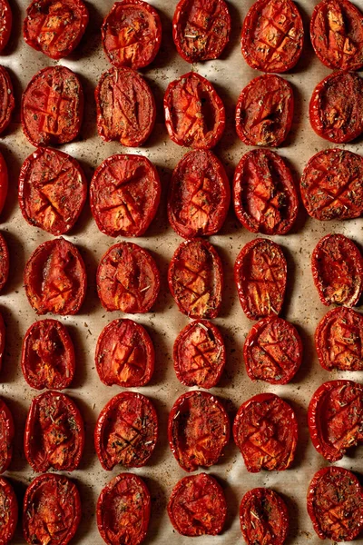 Huisgemaakte Zongedroogde Tomaten Met Zeezout Italiaanse Kruiden Oven Zachte Selectieve — Stockfoto