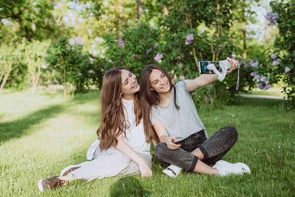 여성들에게 영향을 블로거들은 스마트폰으로 비디오를 찍거나 녹화하고 있습니다 공원에서 부드러운 — 스톡 사진