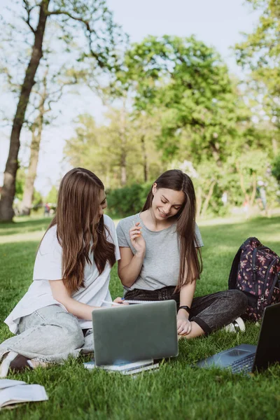 Twee Vrouwelijke Studenten Zitten Het Park Het Gras Met Boeken — Stockfoto