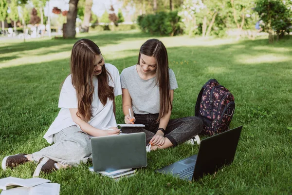 Twee Vrouwelijke Studenten Zitten Het Park Het Gras Met Boeken — Stockfoto