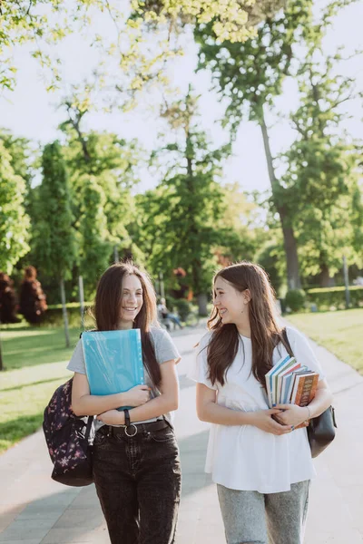 Twee Vrolijke Lachende Studentmeisjes Lopen Praten Een Warme Zonnige Dag — Stockfoto