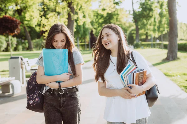 Twee Vrolijke Lachende Studentmeisjes Lopen Praten Een Warme Zonnige Dag — Stockfoto