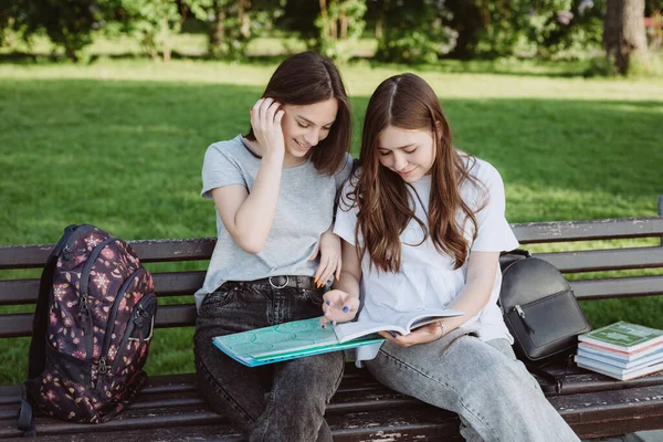 Twee Studentes Kijken Naar Een Open Boek Een Bankje Het — Stockfoto