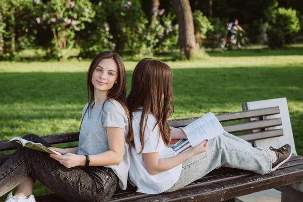 Dos Estudiantes Están Mirando Libro Abierto Banco Parque Educación Distancia — Foto de Stock