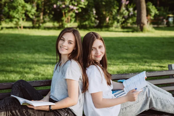 Twee Studentes Kijken Naar Een Open Boek Een Bankje Het — Stockfoto