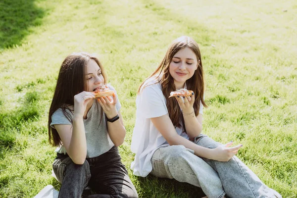 Zwei Junge Teenager Freunde Amüsieren Sich Park Auf Dem Rasen — Stockfoto