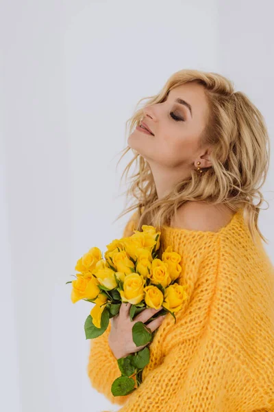 Retrato Una Hermosa Joven Rubia Con Ramo Rosas Amarillas Suéter — Foto de Stock
