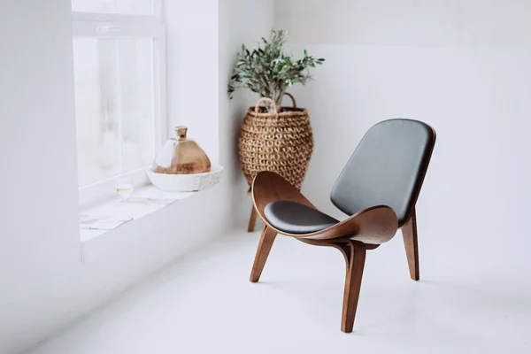 Siyah deri koltuklar ve beyaz bir çatı katında ahşap koltuklar. Tasarımcı koltuğu. Yumuşak seçici odak.