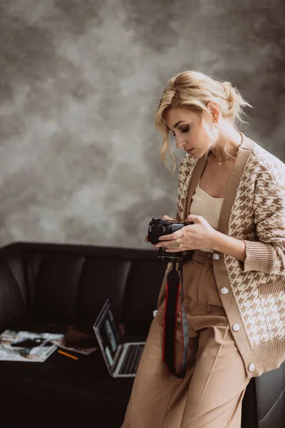 Joven Mujer Hermosa Blogger Moderno Loft Interior Mujer Fotógrafa Freelancer —  Fotos de Stock