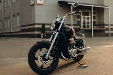 Özgürlük için. Otoparkta motosiklet. Özel yapım krom detaylı motosiklet. Yumuşak seçici odak.