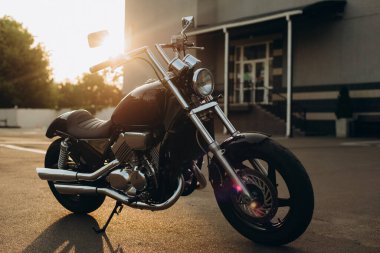 Özgürlük için. Otoparkta gün batımının ışığında motosiklet. Özel yapım krom detaylı motosiklet. Yumuşak seçici odak.