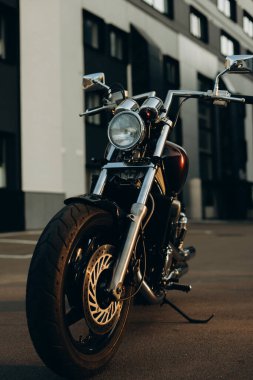 Ücretsiz. Motosiklet parkı, ön manzara. Özel yapım krom detaylı motosiklet. Yumuşak seçici odak.