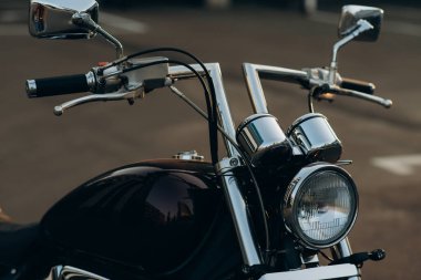 Krom motorsiklet gidonu, farlar, krom detaylı özel yapım motosiklet. Yumuşak seçici odak.