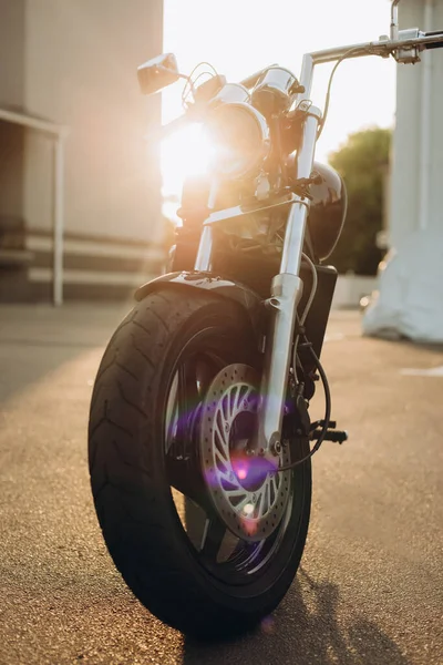 Libertad Motocicleta Estacionamiento Los Rayos Luz Del Atardecer Elegante Moto —  Fotos de Stock