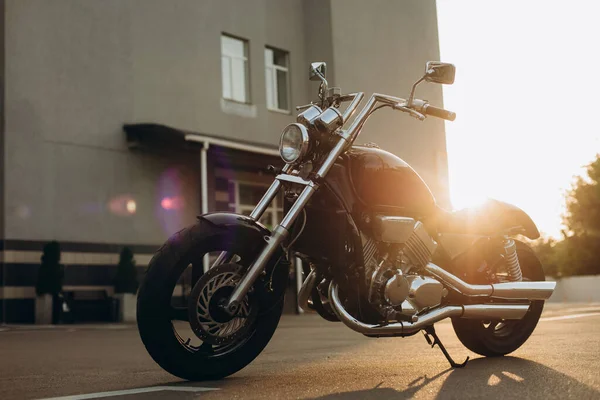Vrijheid Motorfiets Parkeerplaats Stralen Van Zonsondergang Licht Stijlvolle Custom Chopper — Stockfoto