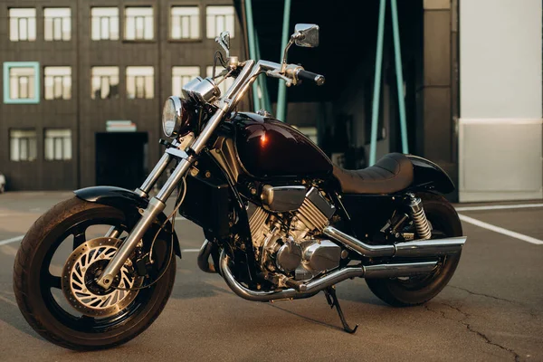 Una Motocicleta Estacionamiento Luz Cálida Una Puesta Sol Elegante Moto —  Fotos de Stock