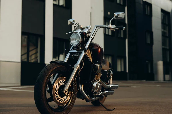 Une Moto Dans Parking Lumière Chaude Coucher Soleil Chopper Motobike — Photo