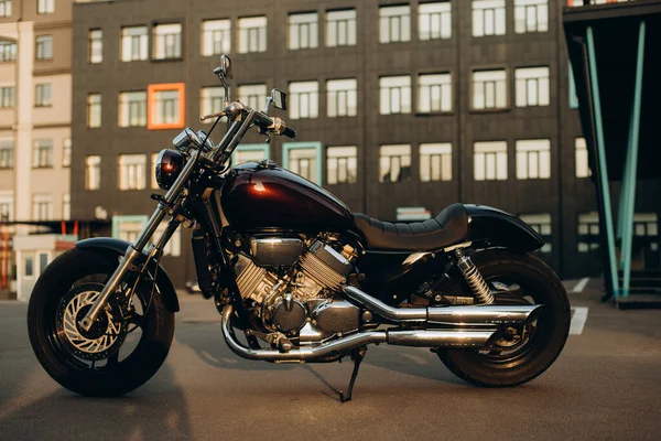 Une Moto Dans Parking Lumière Chaude Coucher Soleil Chopper Motobike — Photo
