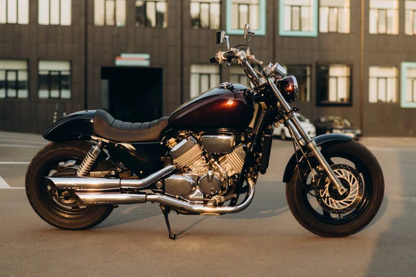 Una Motocicleta Estacionamiento Luz Cálida Una Puesta Sol Elegante Moto —  Fotos de Stock