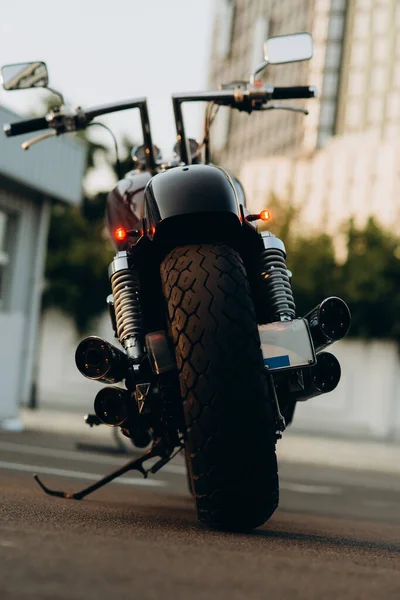 Motocicleta Estacionamiento Vista Trasera Pisada Neumáticos Tubos Escape Cromados Elegante —  Fotos de Stock