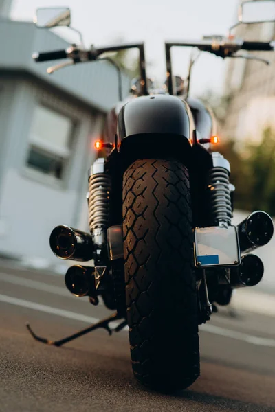 Motocicleta Estacionamiento Vista Trasera Pisada Neumáticos Tubos Escape Cromados Elegante —  Fotos de Stock