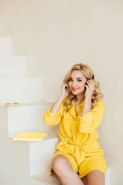 Retrato Una Linda Atractiva Mujer Encantadora Con Traje Verano Amarillo — Foto de Stock