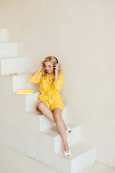 Retrato Una Linda Atractiva Mujer Encantadora Con Traje Verano Amarillo — Foto de Stock