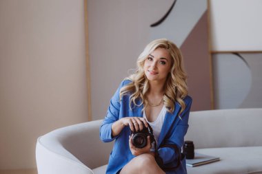 Serbest çalışan güzel bir kadın, blogcu, elinde kamerayla etkili biri. Fotoğrafçı, hobi mesleği. Yumuşak seçici odak.