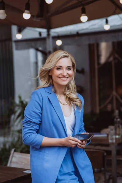 Mujer Hermosa Mujer Negocios Traje Azul Con Teléfono Inteligente Sus — Foto de Stock